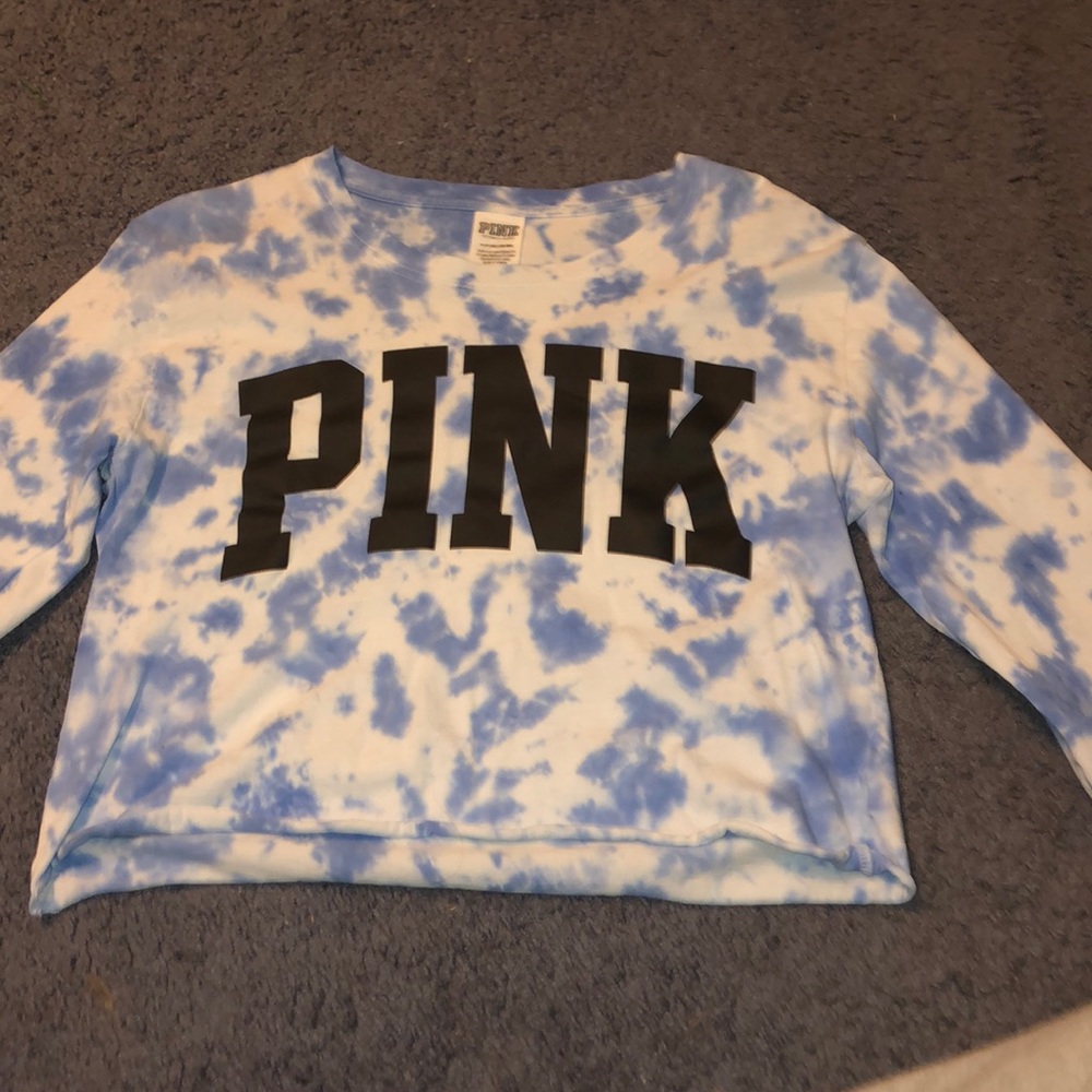 Cropped crew neck.